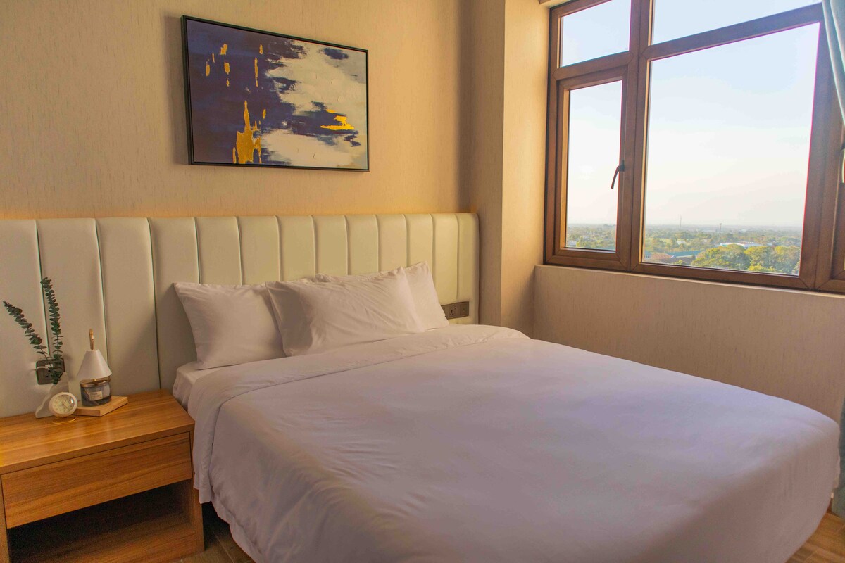 Nuestro relajante segundo dormitorio con cama tamaño queen y Smart TV es tu remanso personal de paz y comodidad.