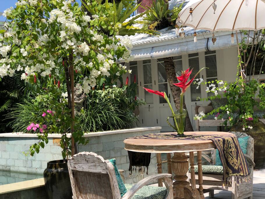 Breakfast in the pool area