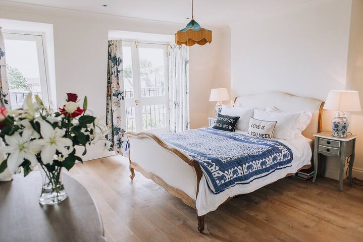 Stunning 4 bed Battersea townhouse gallery image 5