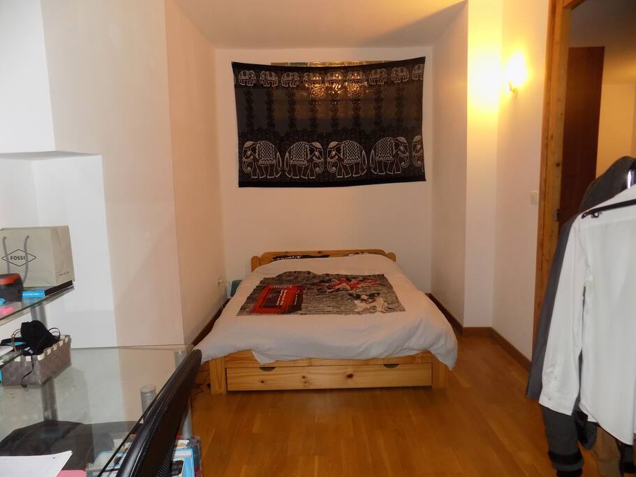 Chambre avec lit 2 places, bureau et penderie