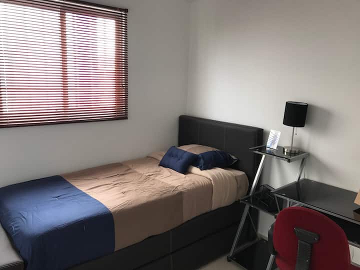 Recamara secundaria con cama tipo canguro (Segundo Colchón deslizable) y escritorio. 