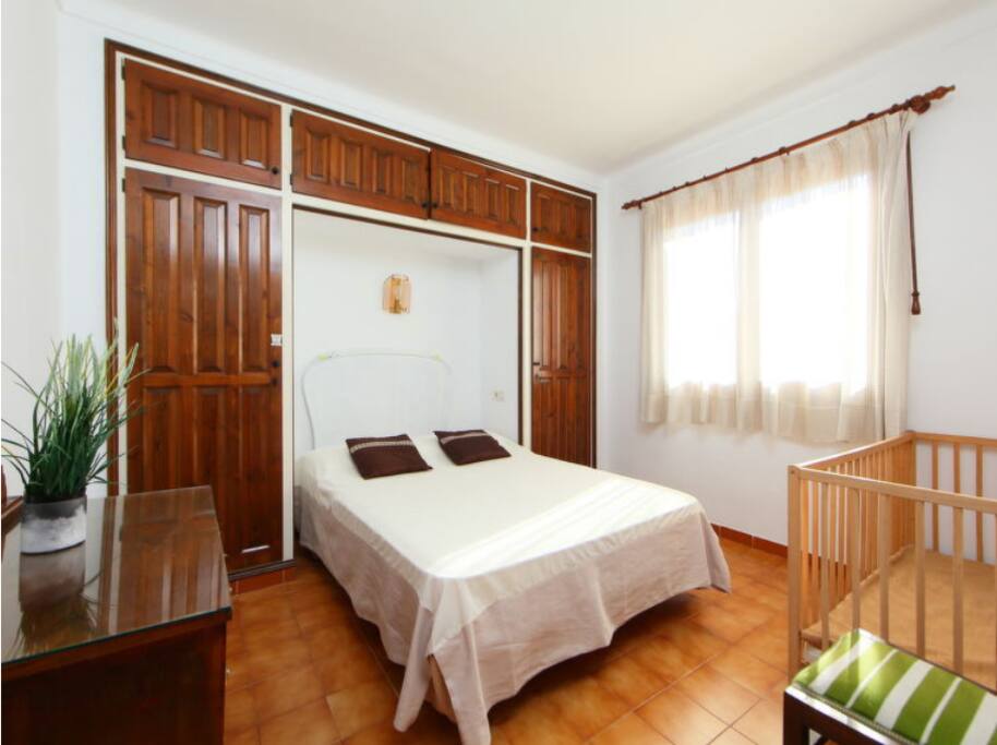 Room 1 - Queen size bed and baby cot