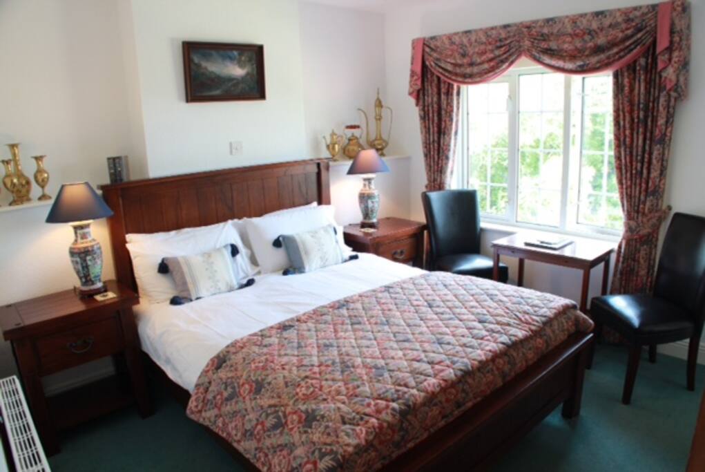Kingsize with ensuite bathroom