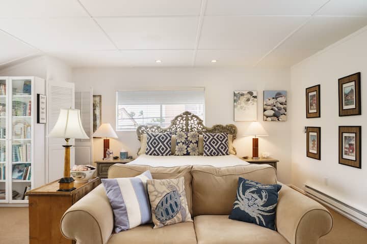 Charming Seashell Cottage Overlooking Garden