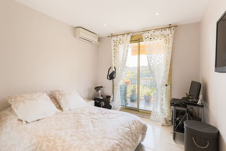 חדר השינה השני שנפתח למרפסת הראשית. בחדר השינה הזה יש גם מיטה זוגית.