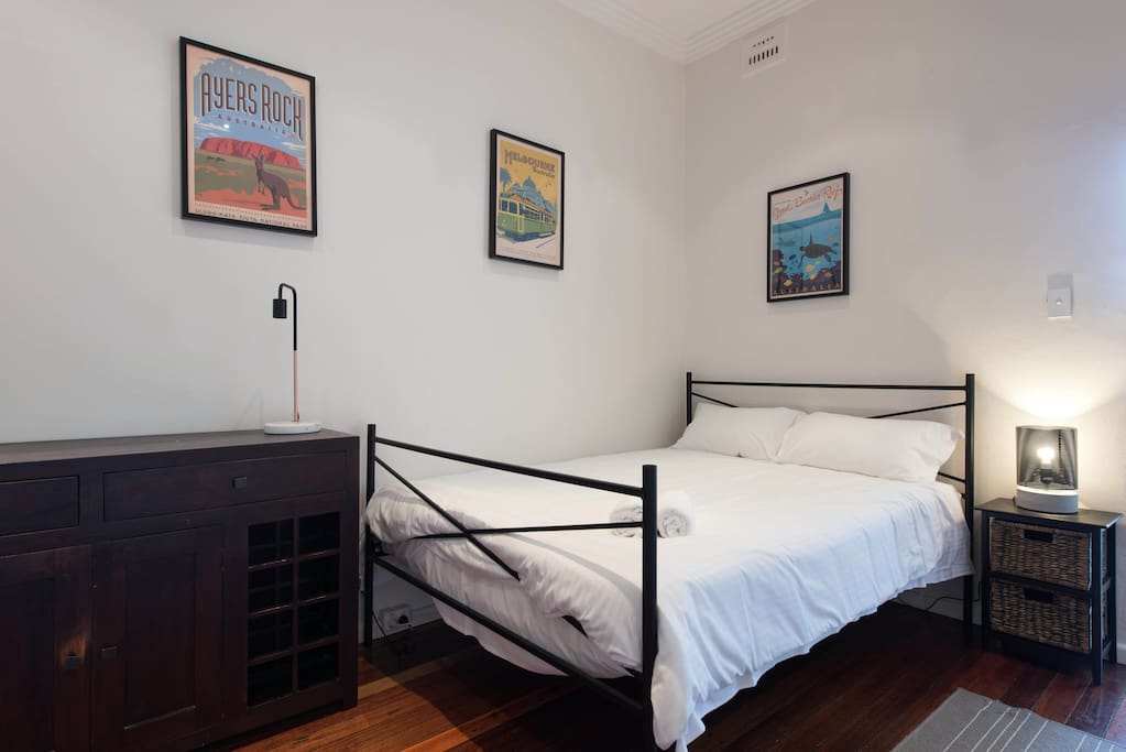 Master bedroom. Queen bed.