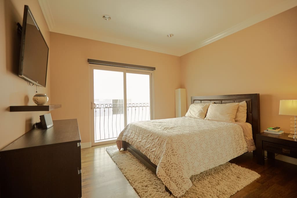 Secondary Guest Bedroom, memory foam queen size bed.