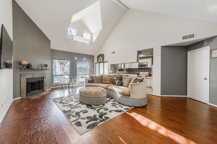 Gorgeous lake front town home