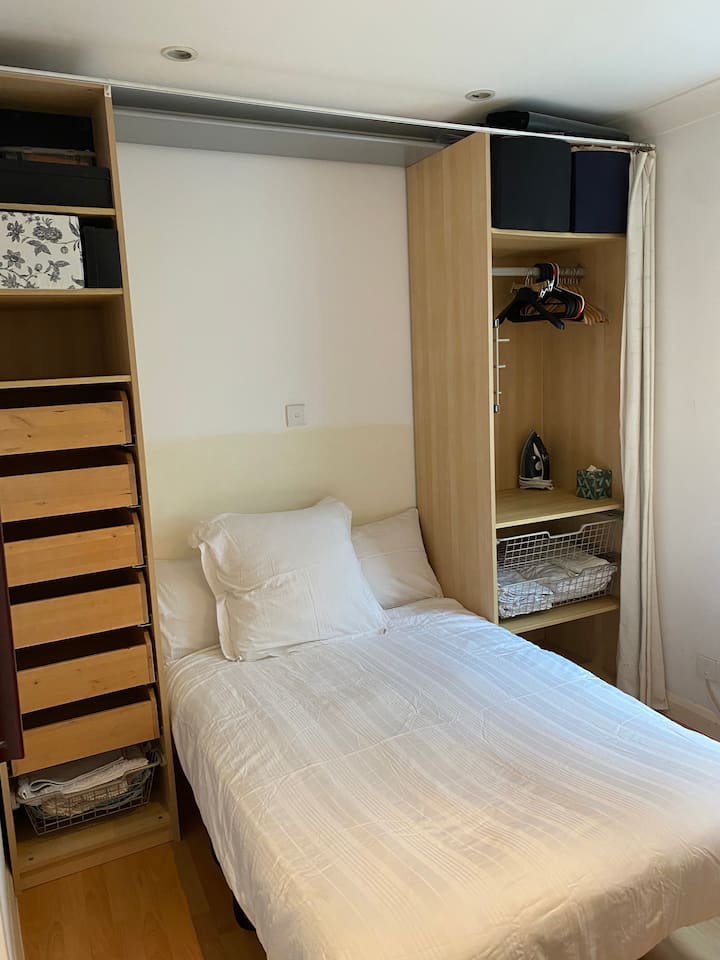 חדר שינה שני עם מיטה זוגית קטנה שמתאימה לשני ילדים או למבוגר יחיד