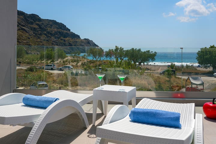 Beachfront Villa w/Pool & BBQ, 30m to amenities gallery image 3