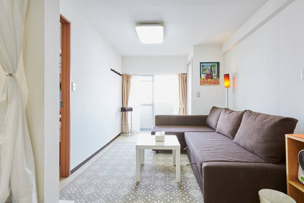 Big living room and make you feel at home. 大客厅,让您感觉到宾至如归。