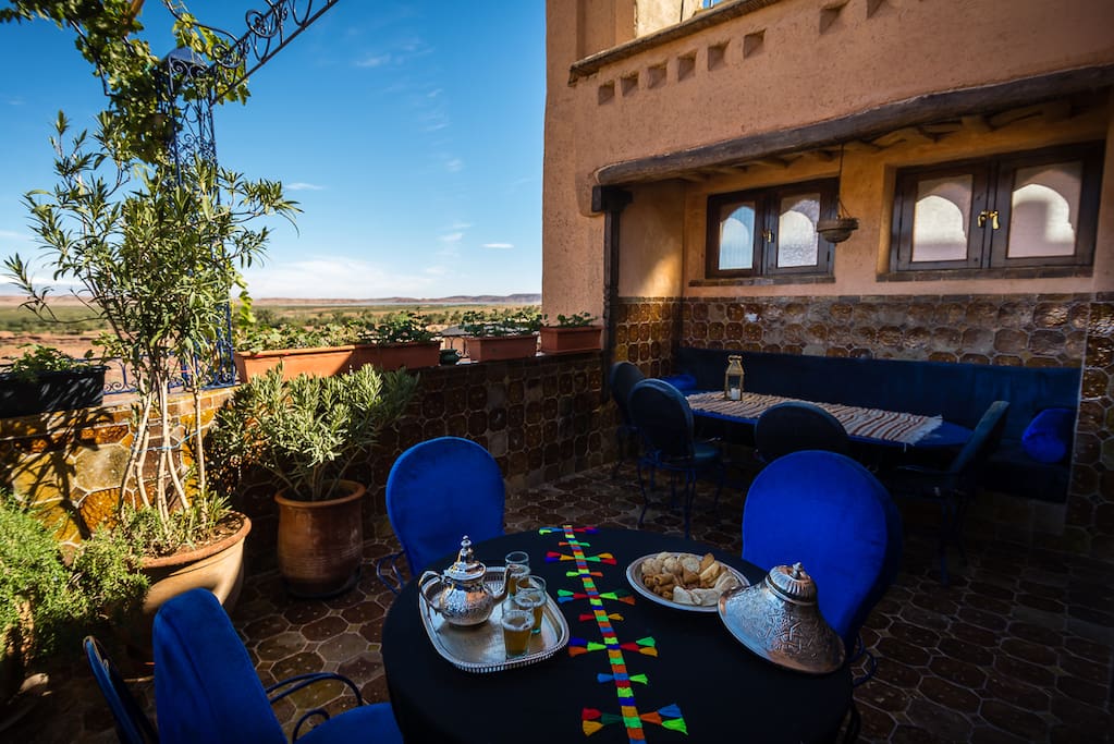 Thé d'accueil sur une des terrasses.