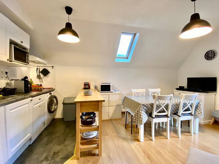 Small cocoon 5 min walk from the gondola and lake