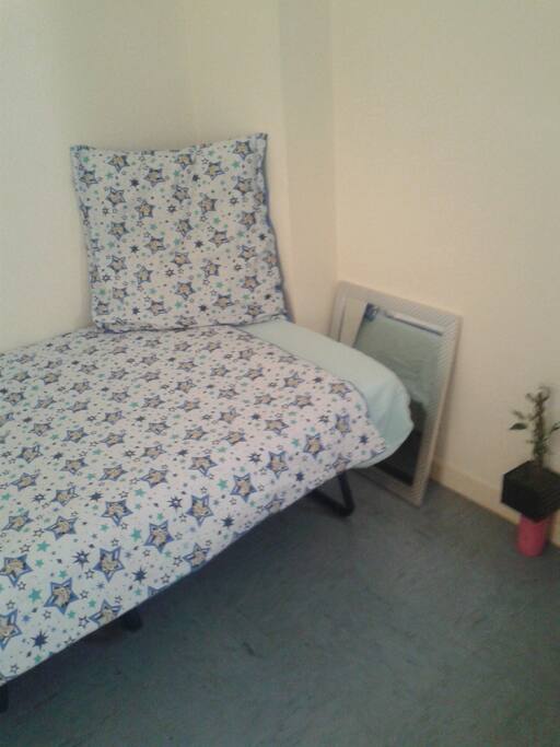 UN LIT SIMPLE INVITANT AU SOMMEIL