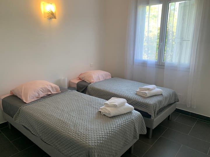 Begehbares Zimmer mit Einzelbett
