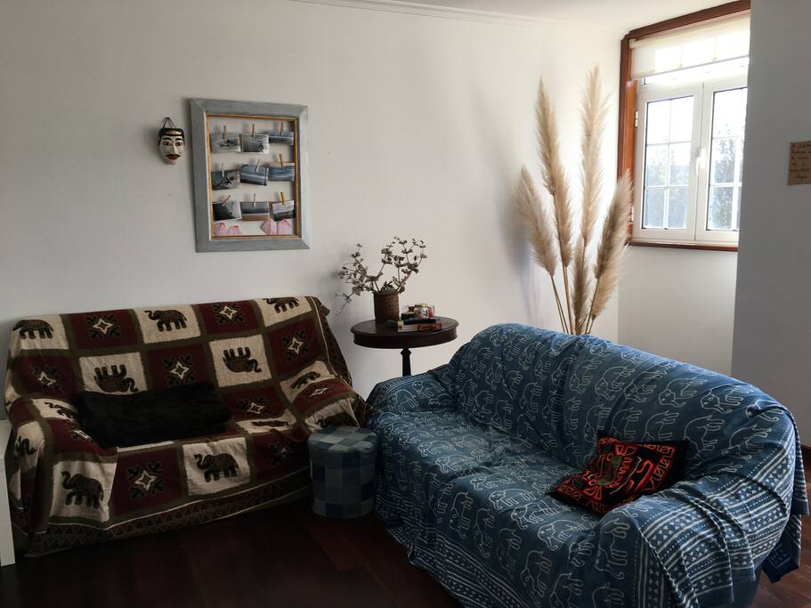 Sala com TV, espaço de leitura com acesso à wi-fi, varanda e grande exposição à luz solar o que torna o espaço quentinho nos dias de frio.