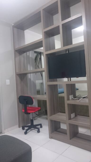 Estante com TV giratória para o quarto.