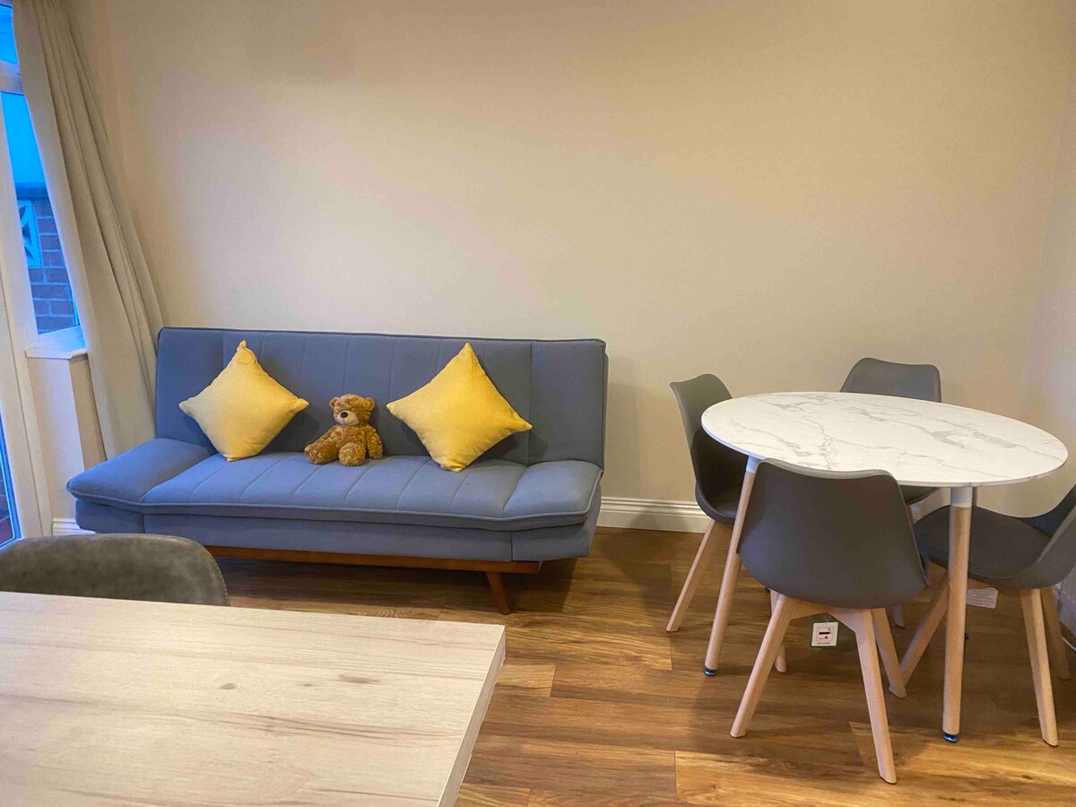 Top Airbnb: Delightful Home, BHX Airport, NEC, King Size Beds! in Bickenhill And Marston Green
