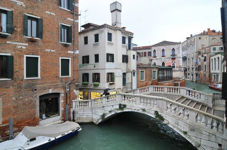 Ca’ Dei Nomboli Canal View gallery image 4