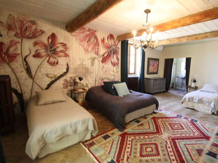 חדר הפרחים.  מושלם לילדים או למשפחה. מיטה מלאה אחת ושני תאומים. מקלחת פרטית וכיור ממש ליד החדר וחדר רחצה בקרבת מקום.