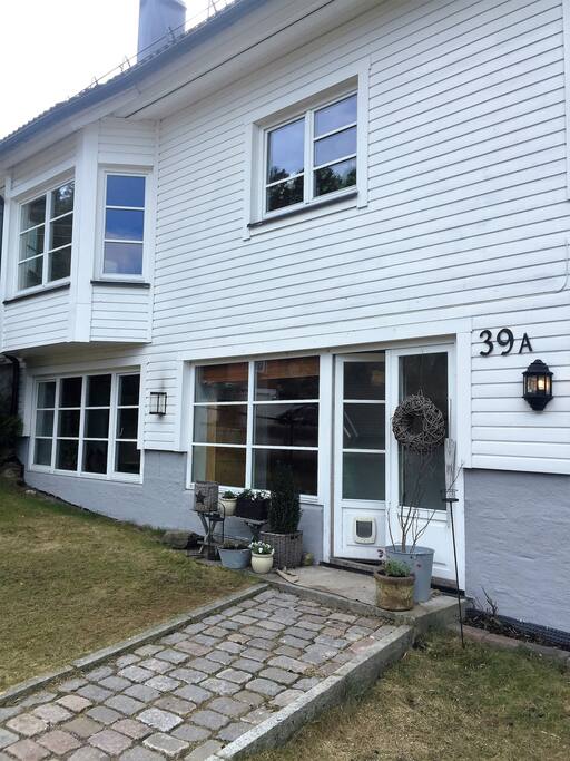 Huset. Leiligheten ligger nede til høyre i bildet.