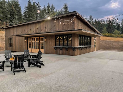 The BARbnb at Creekside Meadows-Spacious retreat