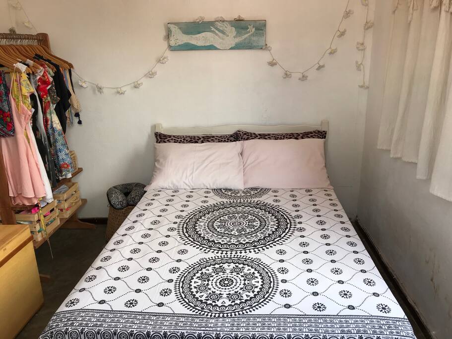 Quarto com cama de casal