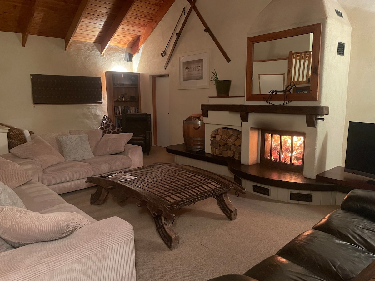 Popular Airbnb listing: 4 Bdrm,4 Bthrm. Sleeps 9, Hot tub. Games Room in Wānaka