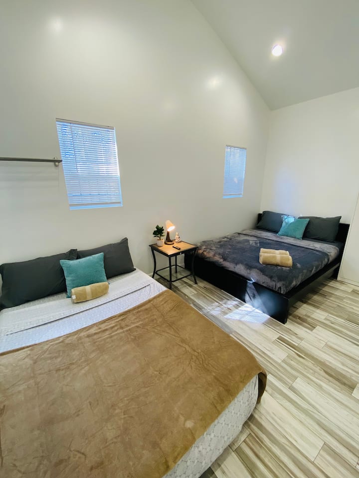 Ვილა #2 საძინებელი 2  
1-ადგილიანი საწოლი + 1 ორადგილიანი საწოლი