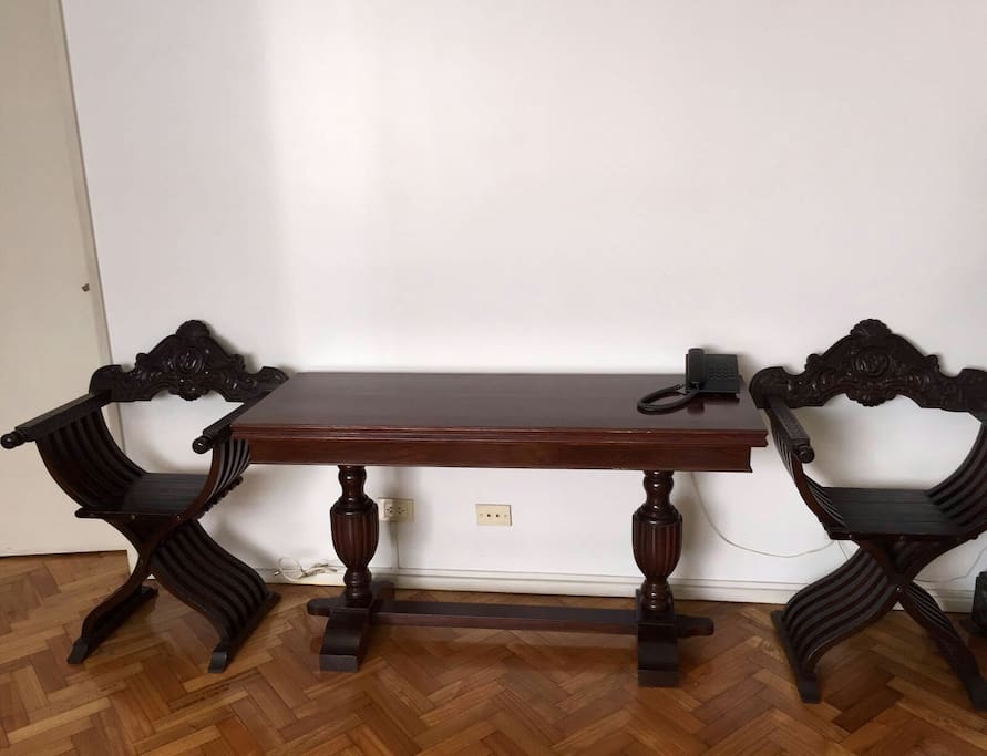Extendible dining table
