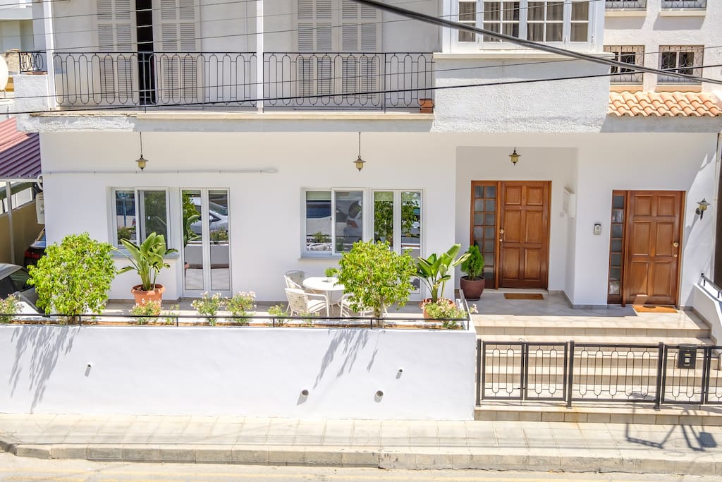 The Seashell House: Ground Floor Renovated House by Finikoudes Beach & Larnaca City Center