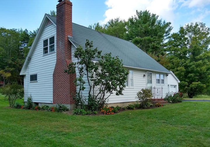 The Little Farmhouse Farm stays for Rent in Hopkinton, New Hampshire