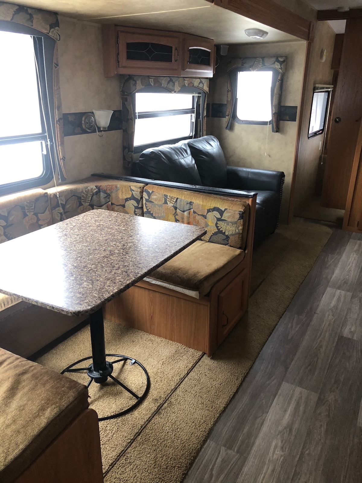 Veľký jedálenský stôl na vychutnanie jedla alebo hranie hier. 