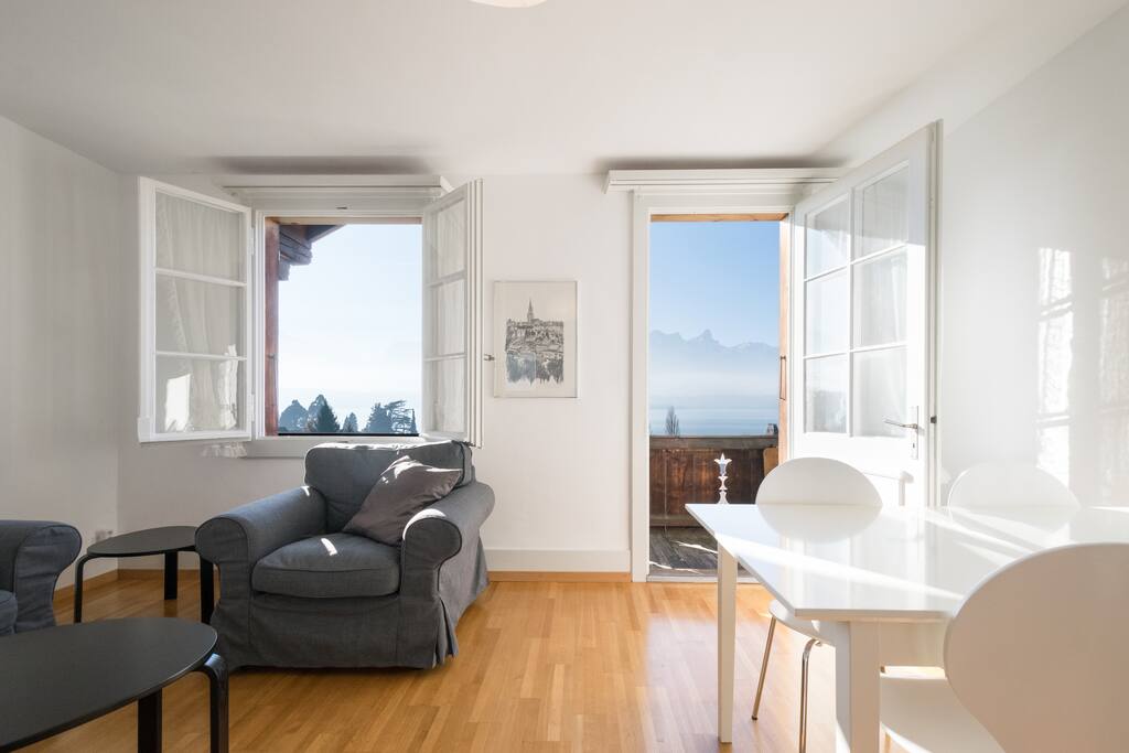 "Everything about Eva's apartment was perfect for our stay. The location is gorgeous, the apartment is super bright and clean." Jennifer/March 2017
