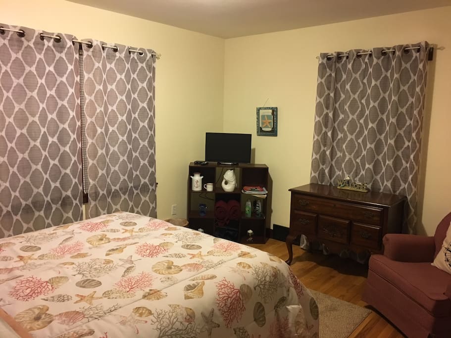 Queen bed, tv, easy chair and bureau for comfort