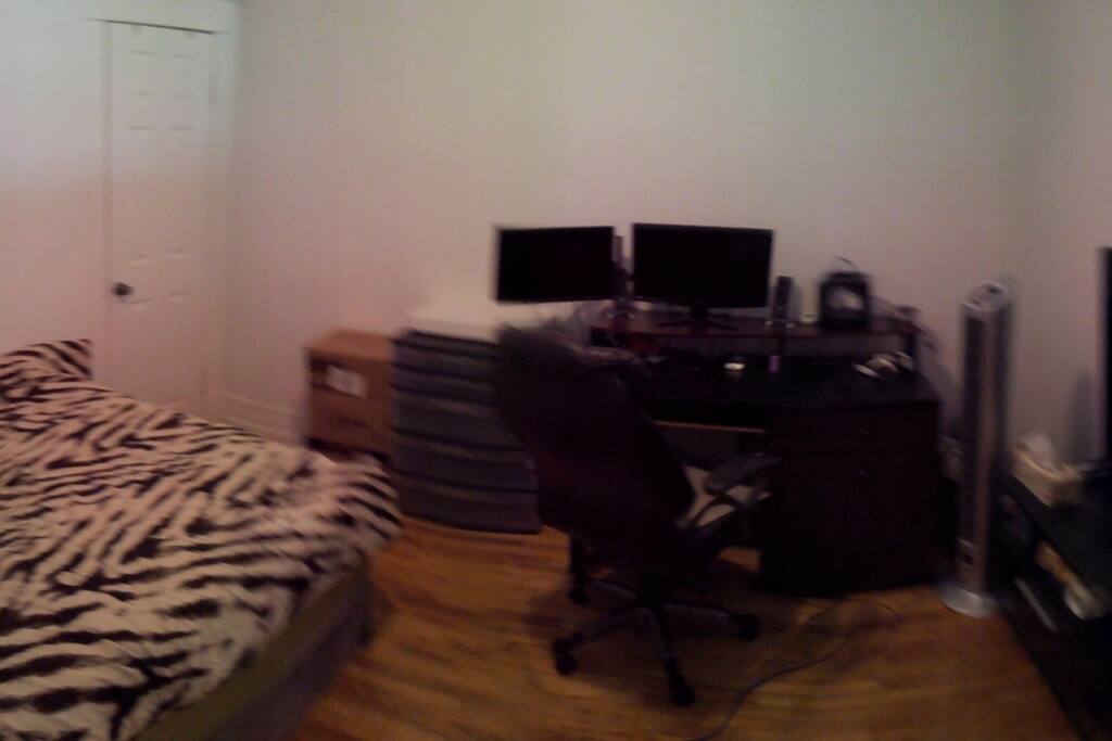 Queen size bed on the left, wardrobe, computer desk, but the big tv will not be in the room !