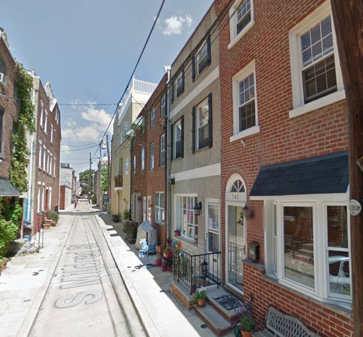 Lovely quiet street. Filled with walls decorated by acclaimed Philadelphian Mosaic Artist Isaiah Zagar (creator of Magic Gardens). 2 blocks from South Street. 2 blocks from the Italian Market. 3 blocks from the Magic Gardens (but just taking a walk up and down out block you will see lovely mosaic pieces everywhere). 15 minute walk from Independence Hall and the Liberty Bell.