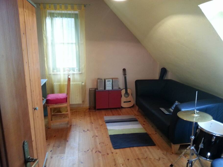 2. Raum für unsere Gäste. TV oder Musikzimmer. 2nd room for guests for TV or music.