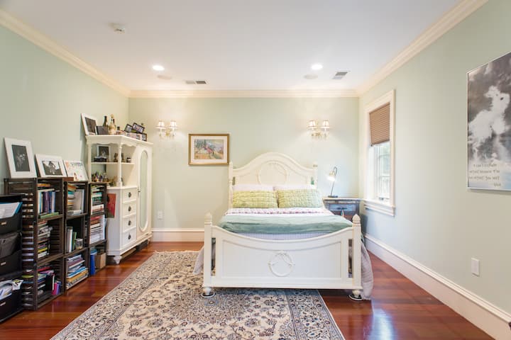 卧室配备标准双人床，卧室配备独立卫生间。