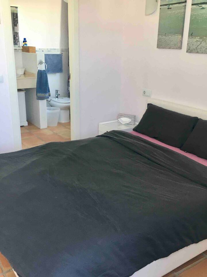 Na konci pristátia je rovnako príjemná druhá spálňa s manželskou posteľou a vlastnou kúpeľňou. Začnite svoj deň s výhľadom na more z balkóna alebo ak uprednostňujete spanie, zatvorte žalúzie, aby ste sa vyhli rannému slnku.