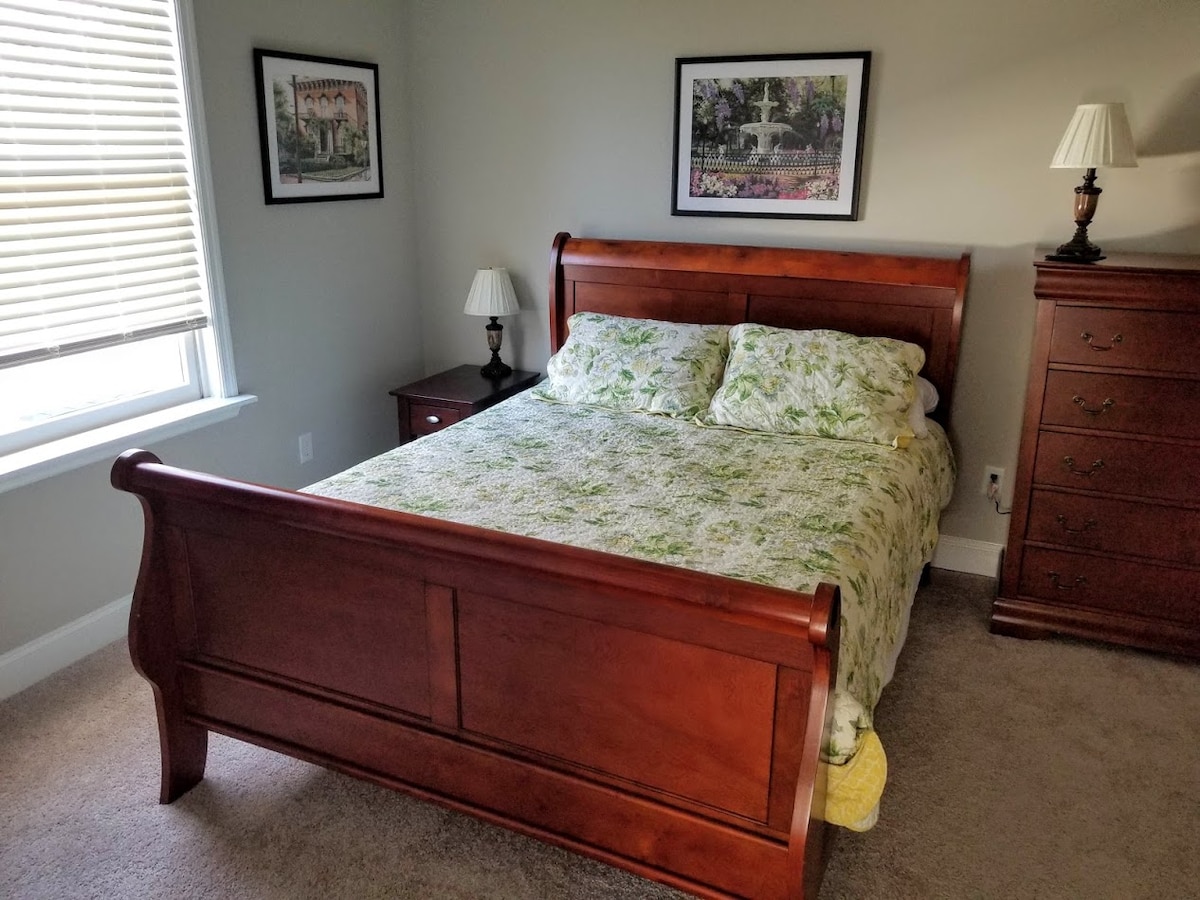 Na poschodí je spálňa č. 2 s manželskou posteľou.