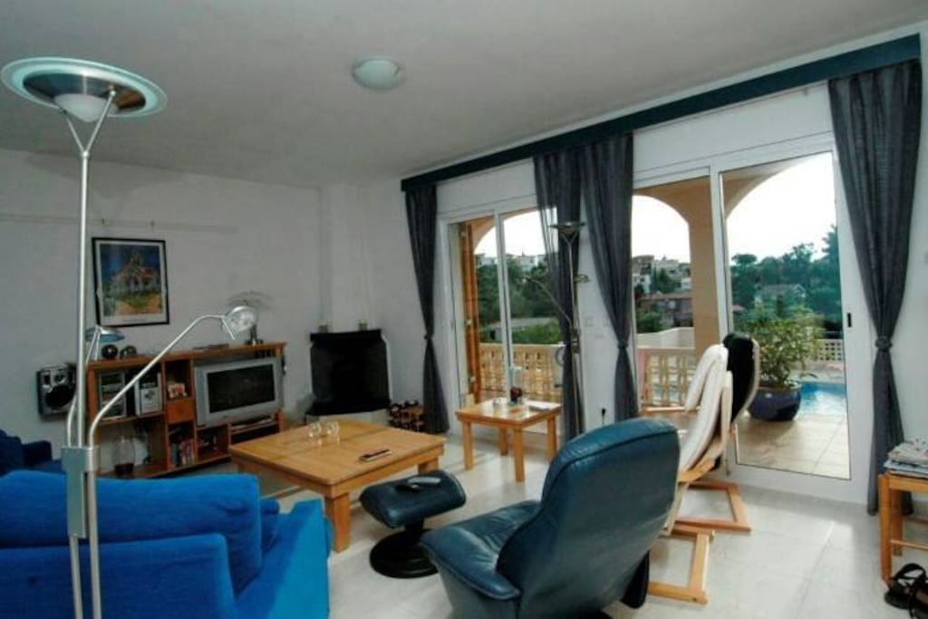 Salon con TV , estereo, grande sofa etc