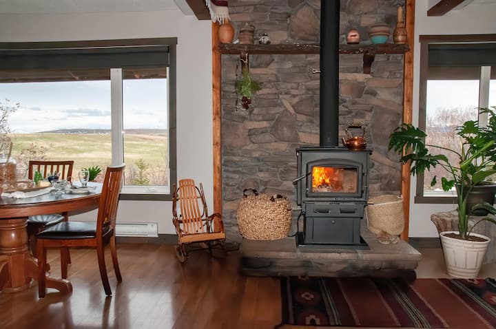 Panoramic Mountain View, Private Basement Suit. - Pincher Creek