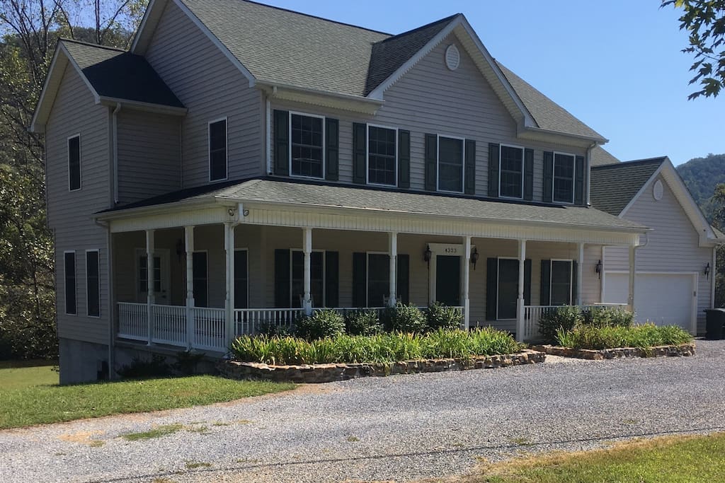 4 bedroom, 2.5 bath on Cow Pasture River.