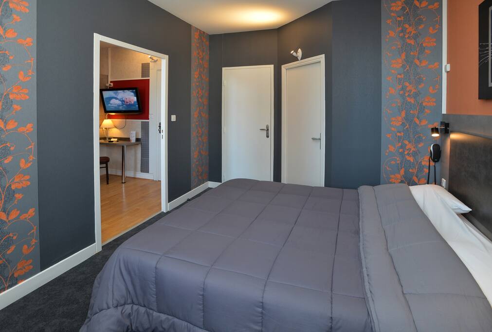 chambre avec lit queen size
