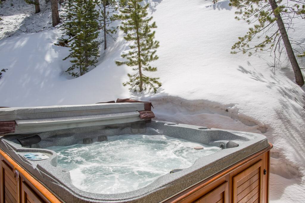 Hot tub accessed from upstairs master bedroom or main living area