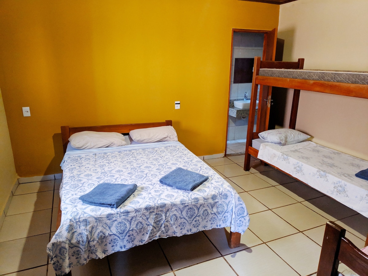 غرفة 1 بسرير مزدوج وسرير فردي وسرير بطابقين مع مكيف هواء