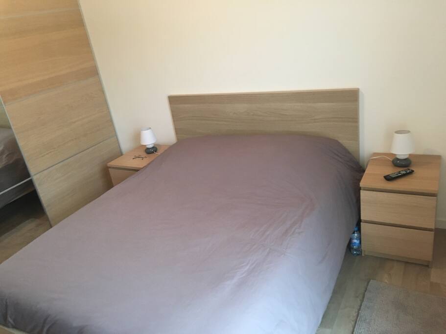 La chambre donne sur un balcon accessible 24/24.