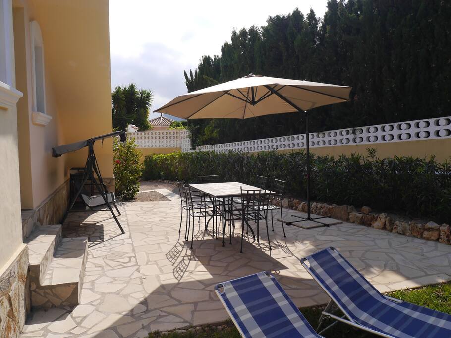 coin repas et barbecue derrière la maison