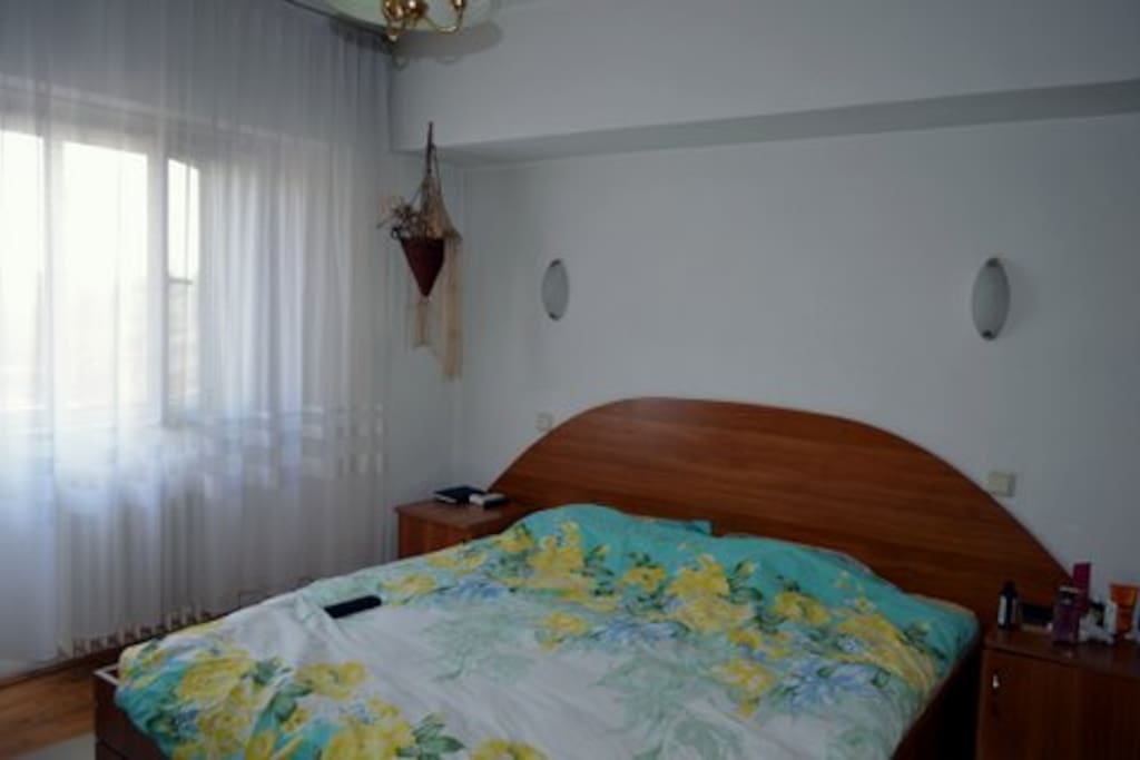 Queen bed in bedroom